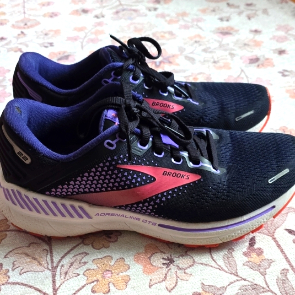 Brooks Navy and Pink Size 8 GUC - Picture 3 of 8